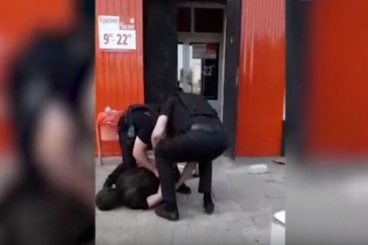 Soyğunçu ilə sekslə məşğul oldu: polisi gözlədi