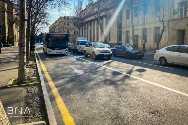 Bakıda daha bir küçədə avtobus zolağı quruldu-FOTO 