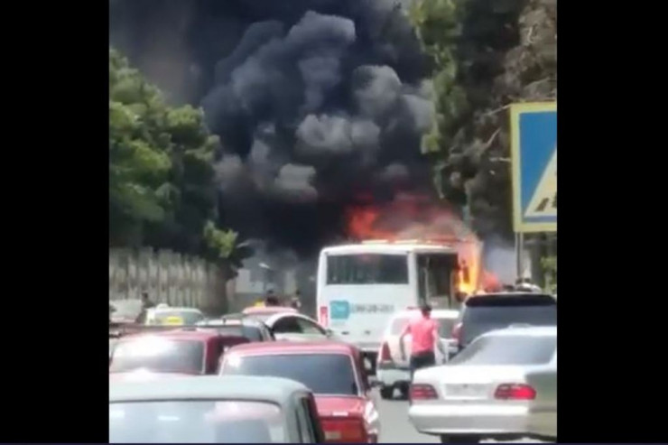 Bakıda avtomobil belə alışıb yandı - VİDEO  - YENİLƏNİB 