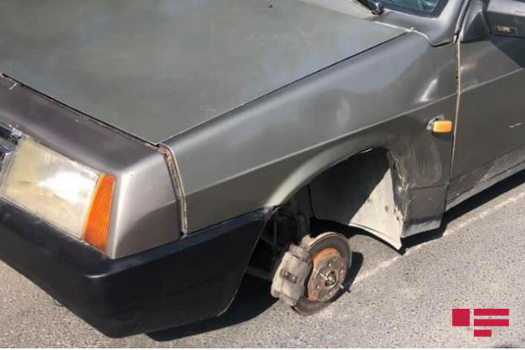 Təkər maşından çıxaraq ağacları sulayan QADINA DƏYDİ 