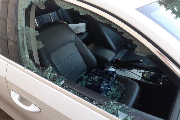 Şüşəsi sındırılan avtomobil