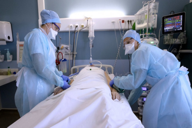 Dünyada  İLK DƏFƏ:  Qadın koronavirusun iki mutasiyasından öldü