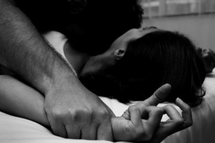 DƏHŞƏT : Azərbaycanda iki kişi xadimə qadını döyüb zorladı