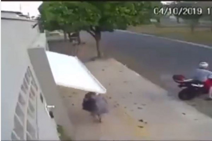 Qadını günün günorta çağı görün necə “qaçırdılar” -VİDEO 