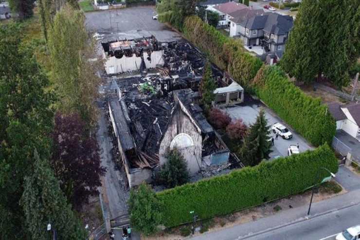 Daha bir kilsə yanaraq kül oldu