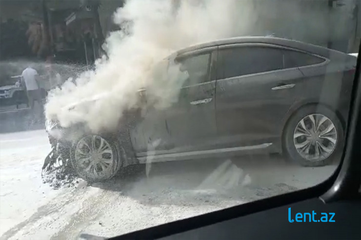 Bakının mərkəzində "Hyundai" belə alışıb yandı - VİDEO 