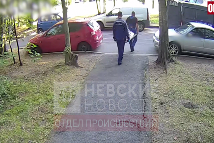 Peterburqda dəhşətli qətl:  Azərbaycanlı öz evində dostunu və arvadını doğradı