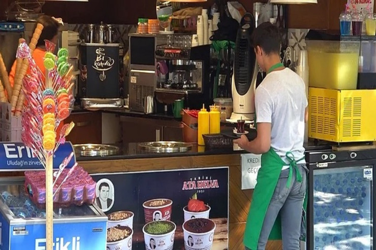 Ana 1 yaşlı körpəsini köşkdə unutdu: Yarım saat sonra... - VİDEO  