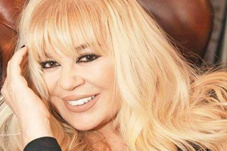 Türkiyəli müğənni Zerrin Özer