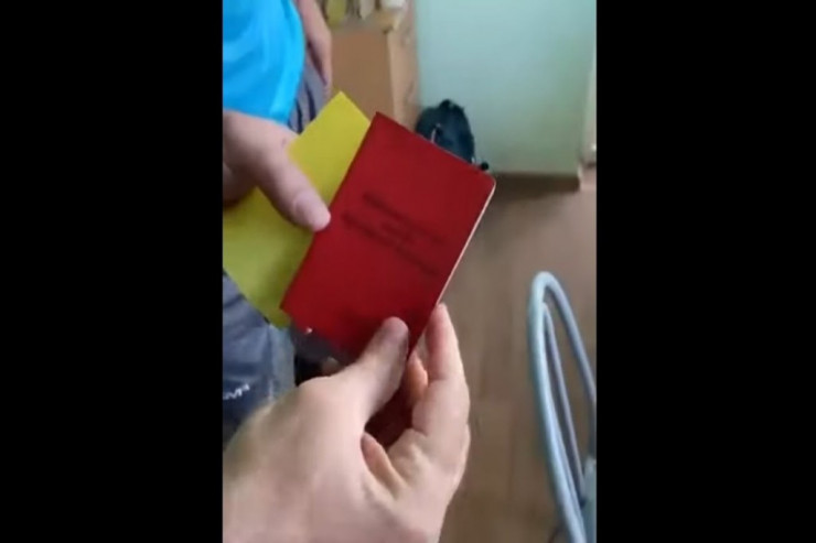 Hakim qırmızı vərəqə əvəzinə Kommunist Partiyasının biletini göstərdi - VİDEO 