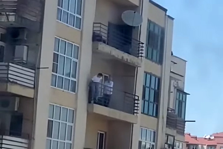 Bakıda gənc qız intihara cəhd etdi: Son anda ... -  VİDEO 