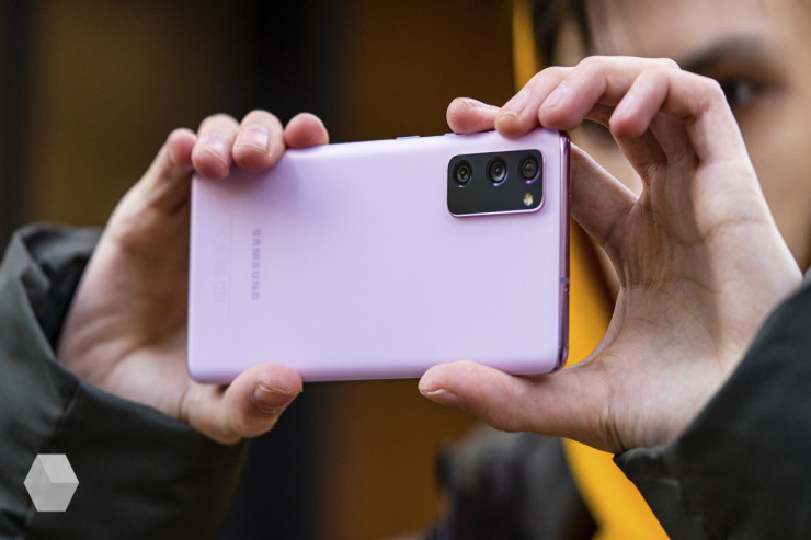 “Samsung” kameralarla bağlı problemi etiraf etdi