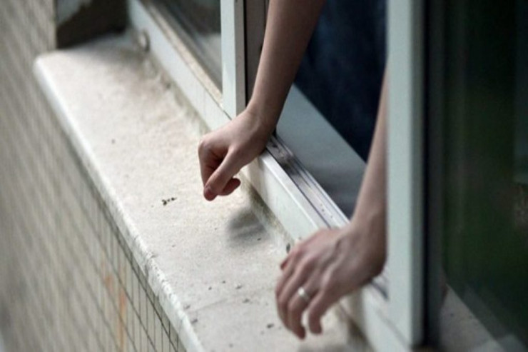 Bakıda 64 yaşlı qadın özünü binadan ATDI 