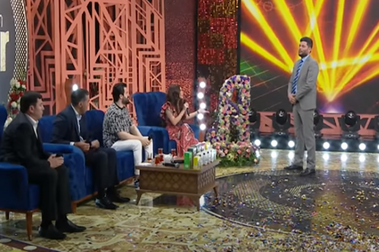 Daha bir qadın müğənnimizə efirdə gül dəstəsi gəldi -  VİDEO 