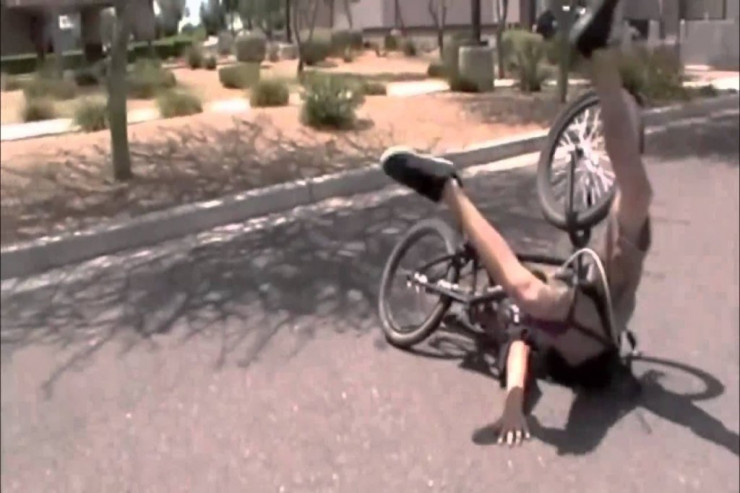 “Barselona”nın keçmiş prezidenti velosipeddən yıxıldı, ayağı qırıldı
