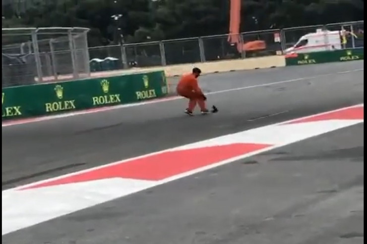 “Formula-2”də maraqlı hadisə: qarğa balasını çətinliklə çıxardılar -VİDEO 