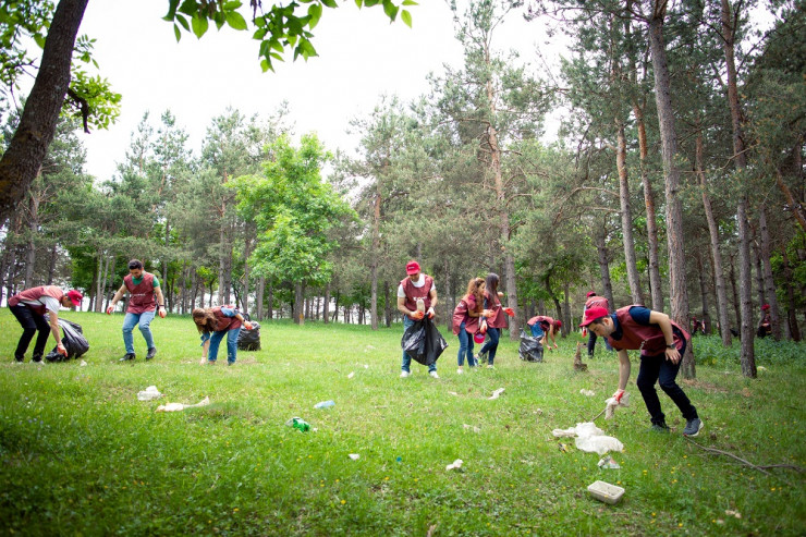 "Kapital Bank" Xoşbulaqda təmizlik aksiyası həyata keçirdi -  FOTO 