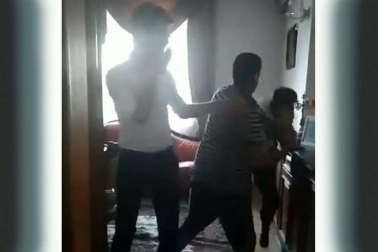 Bakıda icra məmurunu döyən şəxsə cinayət işi açıldı - VİDEO  - RƏSMİ 