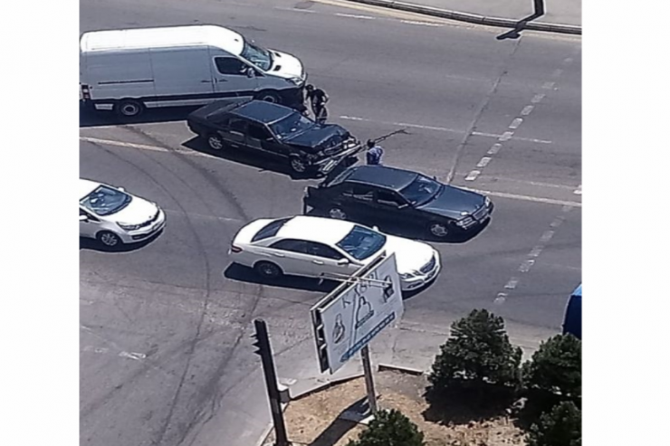 Jurnalistlərin binası qarşısındakı qəzadan görüntü