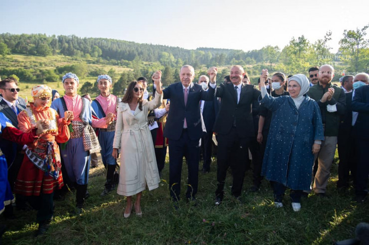 Prezident İlham Əliyev Cıdır düzündə rəqs etdi - YENİ VİDEO 