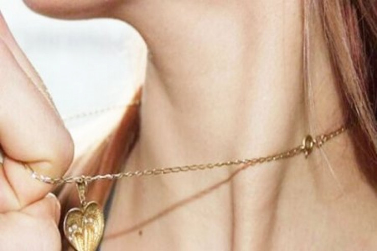 Bakıda qadını döyüb boyunbağını apardılar