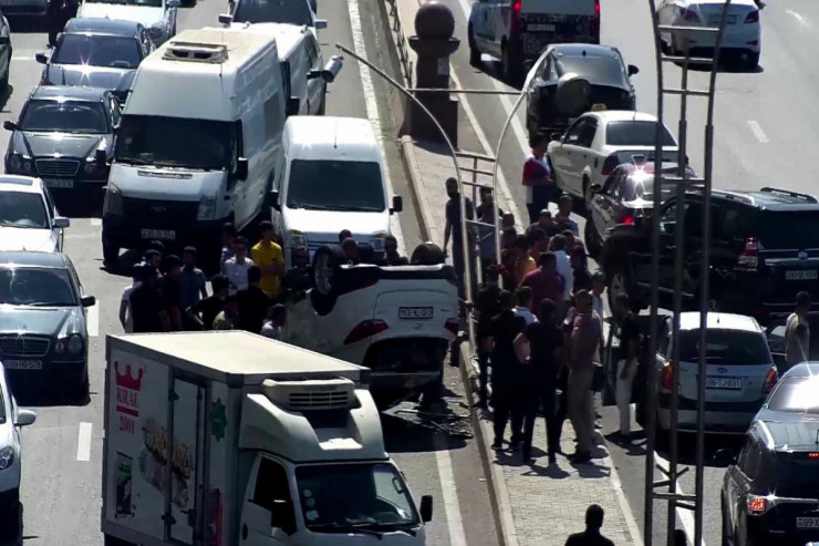 Bakıdakı ağır qəza tıxaca səbəb oldu -  FOTO 