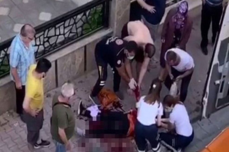 Küçədə baş verən bıçaqlanma