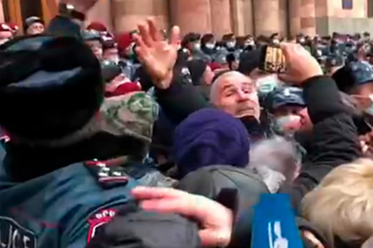 Ermənistanda müxalifət tərəfdarları hökumət binasına girdilər -  VİDEO  