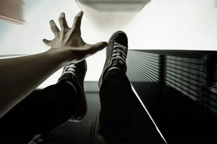 Yasamalda özünü binadan atmaq istədi