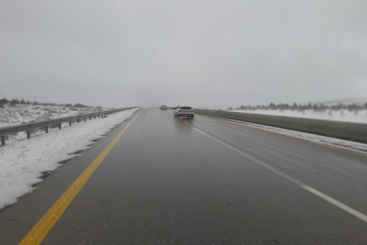 Bakı-Şamaxıyolu qardan təmizlənir