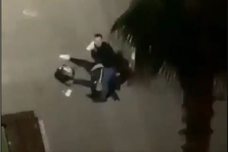 Uşağın yanında arvadını ölümcül döydü -VİDEO 