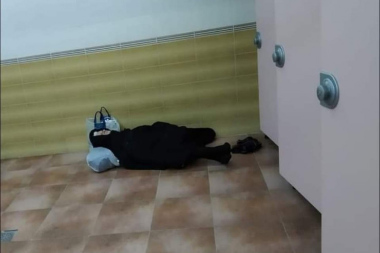 Bakıda küçədə yatan qadın