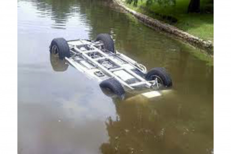 Maşın kanala aşdı, ölən var