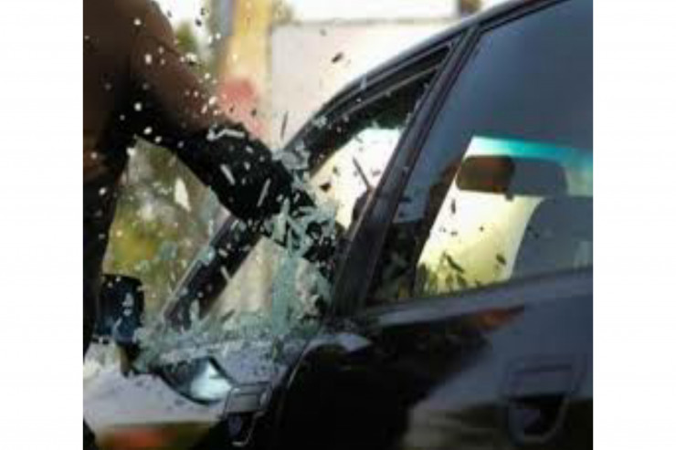 Bakıda maşından 10 min manata yaxın pul oğurlandı