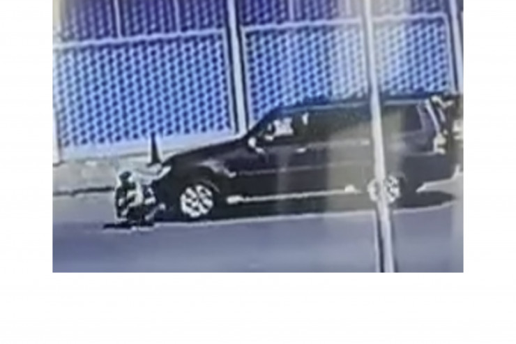 Özünü maşının altına atan dələduz qadın