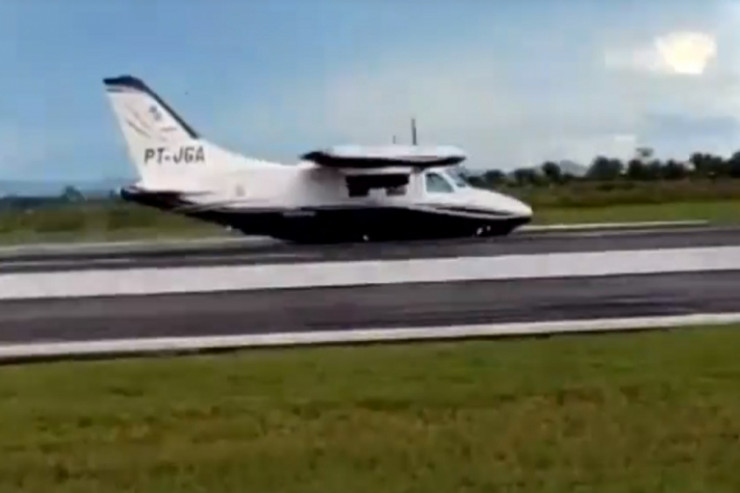 Şassiləri açılmadan eniş edən təyyarənin görüntüsü