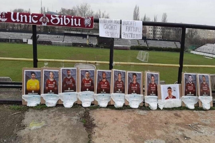 Qəzəbli azarkeşlər futbolçulara uşaq bezi geyindirdilər