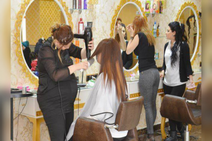 Tanınmış müğənnimiz gözəllik salonunda işləyir - PULSUZLUQDAN...  