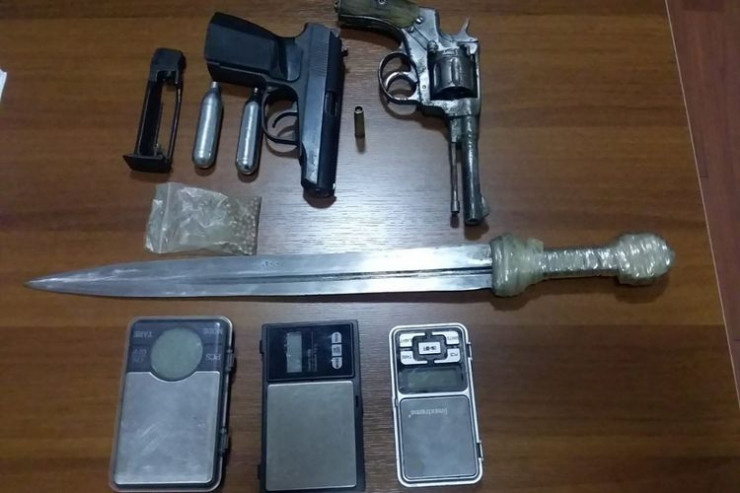 Narkotik alverçisinin evindən tapılan silahlar