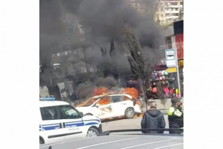 Bakıda yanan maşının görüntüsü