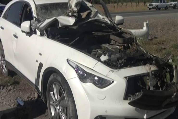 "Mercedes"lə "İnfiniti" toqquşdu, ölən var