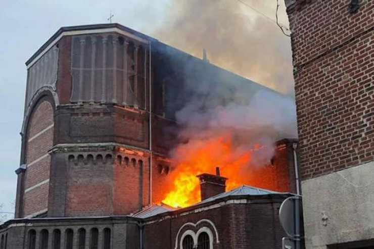 Fransanın məşhur kilsəsi belə yandı-VİDEO 