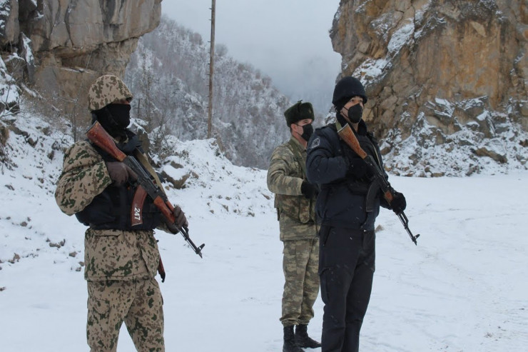 Qarabağa keçmək üçün "Volqa"nı polislərin üstünə sürdü