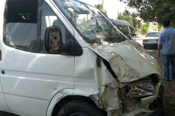 Mikroavtobus evakuatorla toqquşdu, 1 nəfər güclə xilas olundu