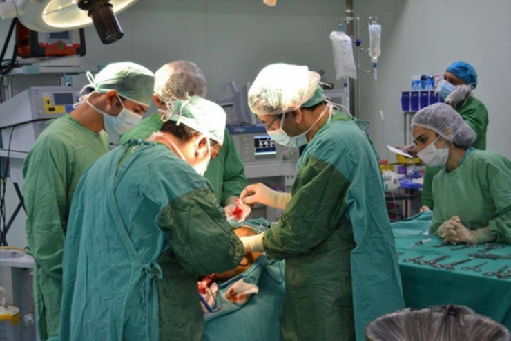 Azərbaycanlı müğənni qabırğalarını çıxartdırdı - FOTO 