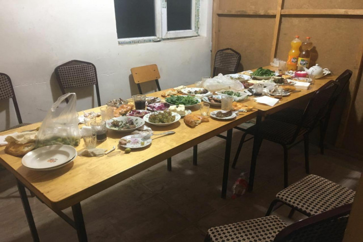 Gecəyarısı kafeyə  basqın:  saxlanılanlar var