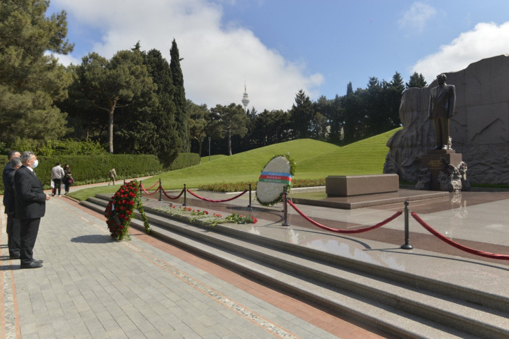 “Azərsun Holdinq” Ulu Öndərin məzarını ziyarət edib