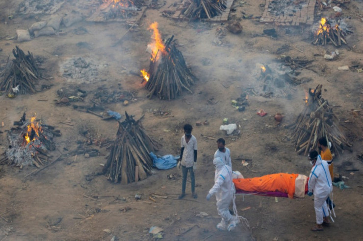 Koronavirusdan ölən qadın yandırılanda oyandı və...  AĞLADI 