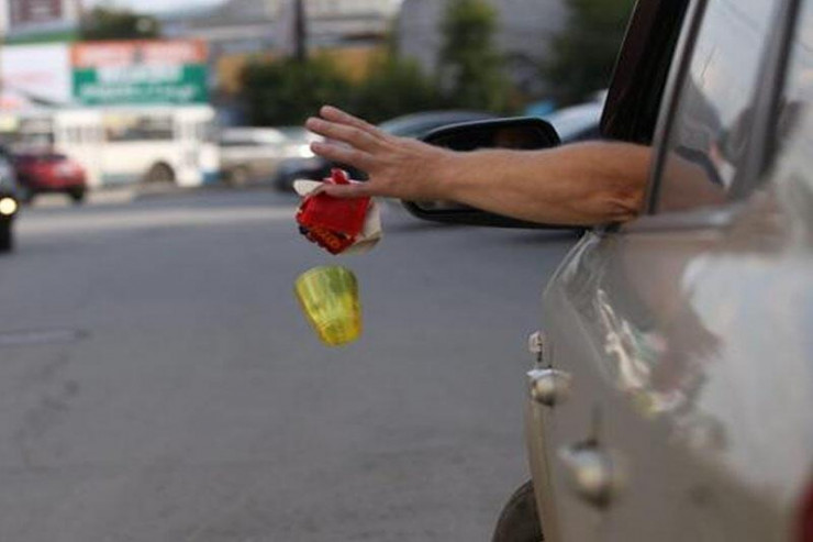 Azərbaycanda yola zibil atanları hansı cəza gözləyir?  - RƏSMİ CAVAB 