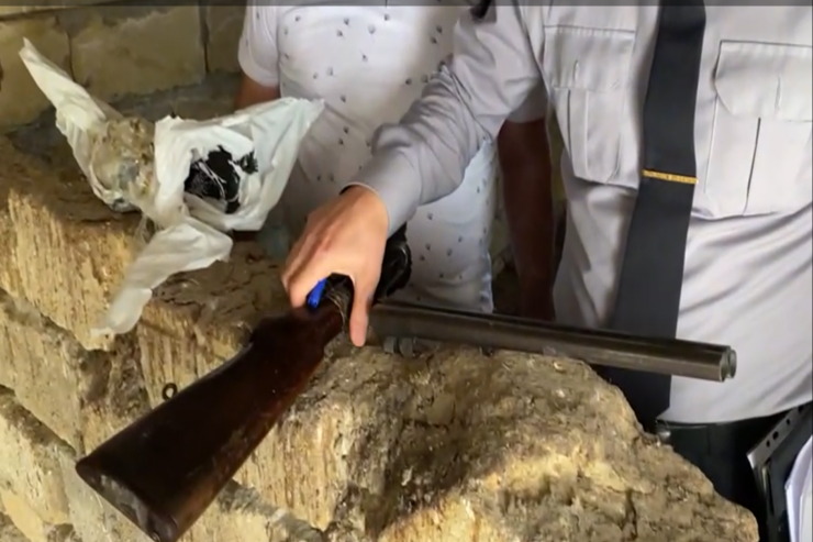 Xızı sakinindən götürülən narkotik və silah
